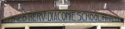 872018 Afbeelding van het tegelplateau met de tekst; 'NED: HERV: DIACONIE SCHOOL No 2', boven de ingang van het ...